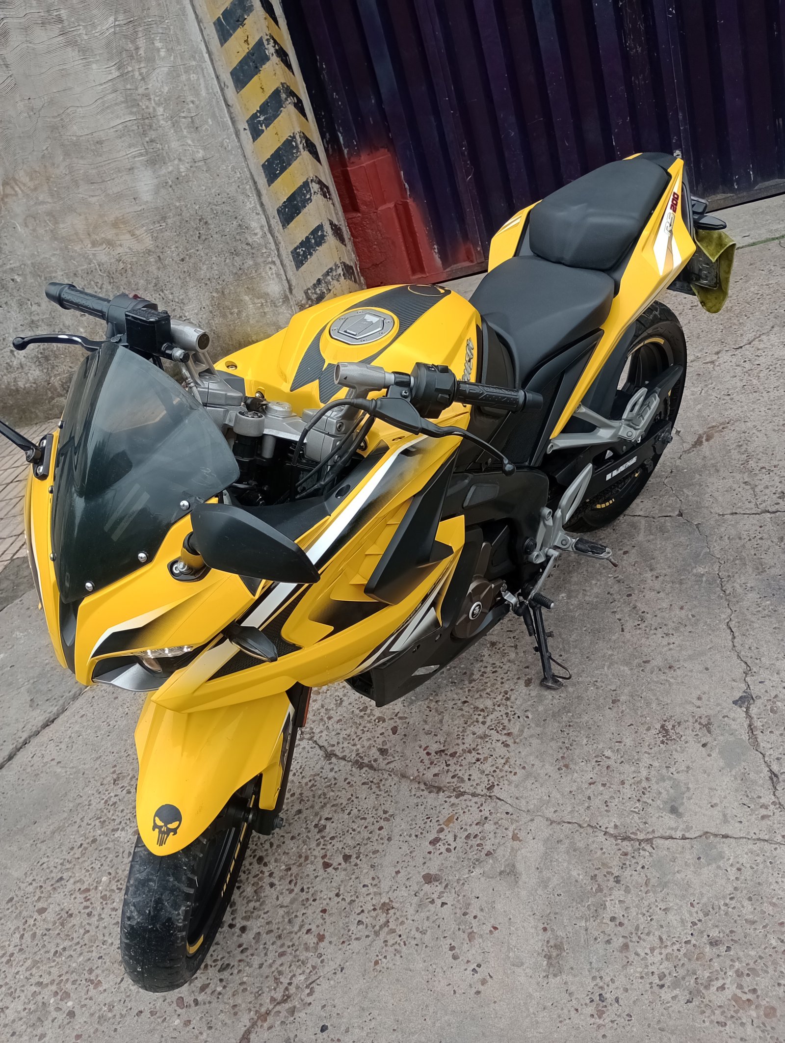 BAJAJ ROWSER RS 200